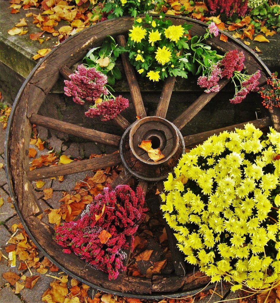 Herbst-Dekor mit bunten Blumen und Zeigen, natürlichen Stoffen oder Holz. Es muss nicht teuer sein. 