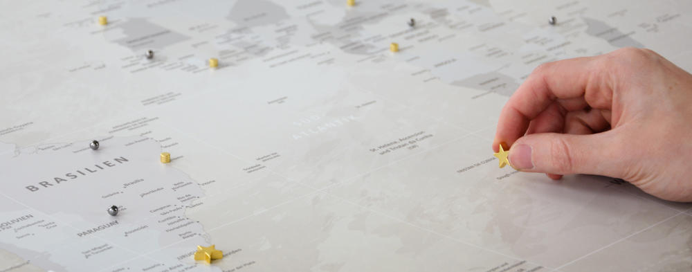 Magnetboard Pinnwand Worldmap Beige als magnetische Weltkarte für das Markieren all deiner Erinnerungen und Traumziele. Alles, was du noch erleben willst und niemals vergessen möchtest. Reise-Weltkarte für deine persönliche Gestaltung. 