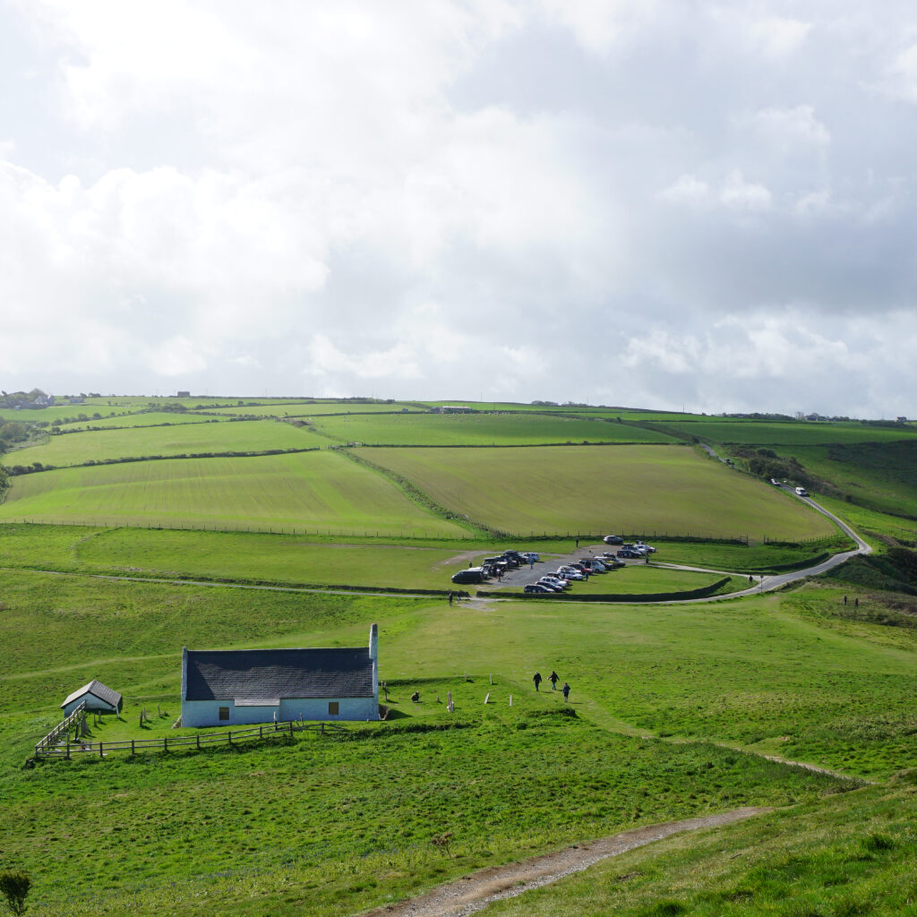Ein Foto vor der kleinen weißen Kirche in Mwnt zählte u.a. zu einer der Missionen unserer Rallye Roadbooks.