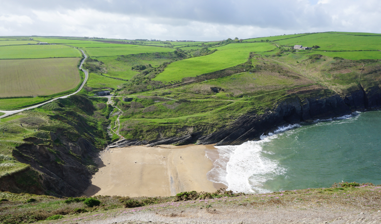 Der Strand von Mwnt Beach lädt trotz kühler Temperaturen zum Baden ein.