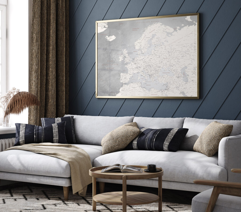 Wandbild passend zur Wandfarbe wählen, die Raumansicht der Europakarte Champagner auf dunkelblauer Wandfarbe mit natürlichen Baumwolle Stoffen und Holzmöbeln. 