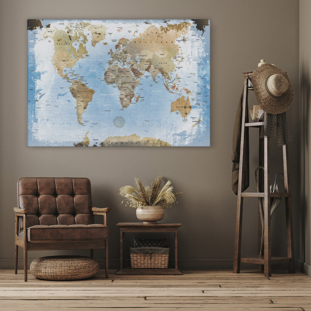 Wandbild passend zur Wandfarbe wählen, die Raumansicht der Weltkarte Ice auf dunkelbrauner Wandfarbe mit natürlichen Leder- und Holzmöbeln. 