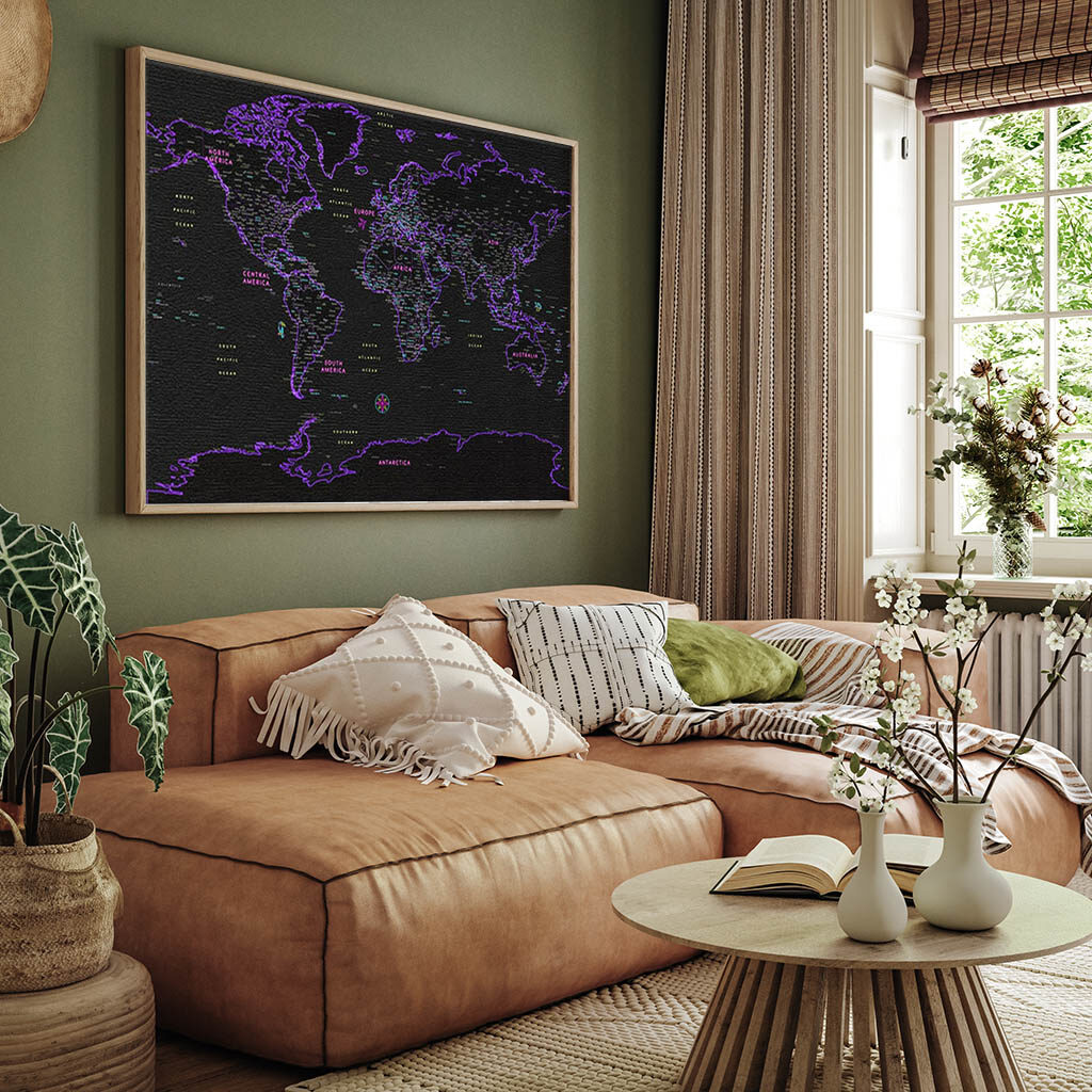 Wähle deine Weltkarte passend zur Oliven-Wandfarbe, das Raumbild zeigt eine olivfarbene Wand mit natürlichen Holzmöbeln und einer hellbraunen Wildleder Couch. Ein beige Teppich runden das Bild ab.