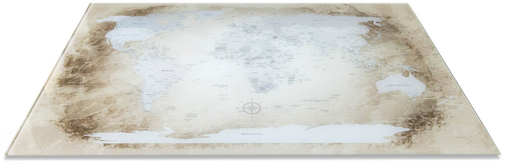 Eleganz der Weltkarte als Glasbild. Hier World Map Beige mit deutscher Beschriftung.