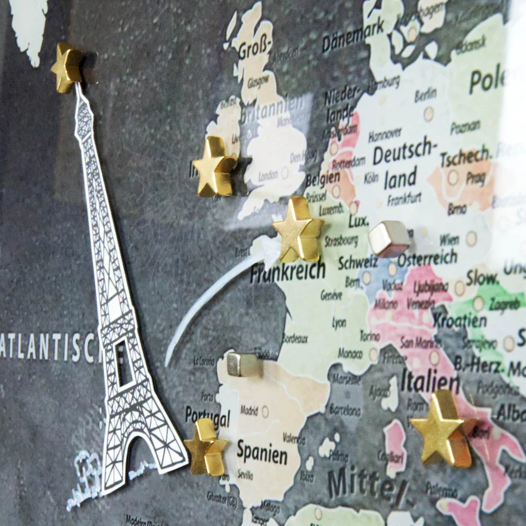 Blechschild Pinnwand Weltkarte Graphit von Lana KK als magnetische Pinnwand für das Markieren all deiner Reisen und Ziele. Pinne alles, was du noch erleben willst und niemals vergessen möchtest, deine schönsten Momente. Reise-Weltkarte für deine individuelle Gestaltung. 