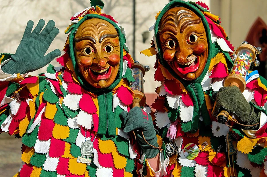 Die Welt der Feste - Karneval ist eines der Ereignisse, in der sich Menschen verkleiden und feiern.  