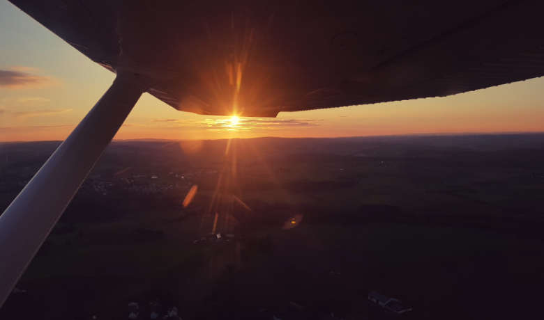 Sonnenuntergang im eigenen Flieger? Auch im gecharterten Flieger kannst du viele schöne Momente erleben.