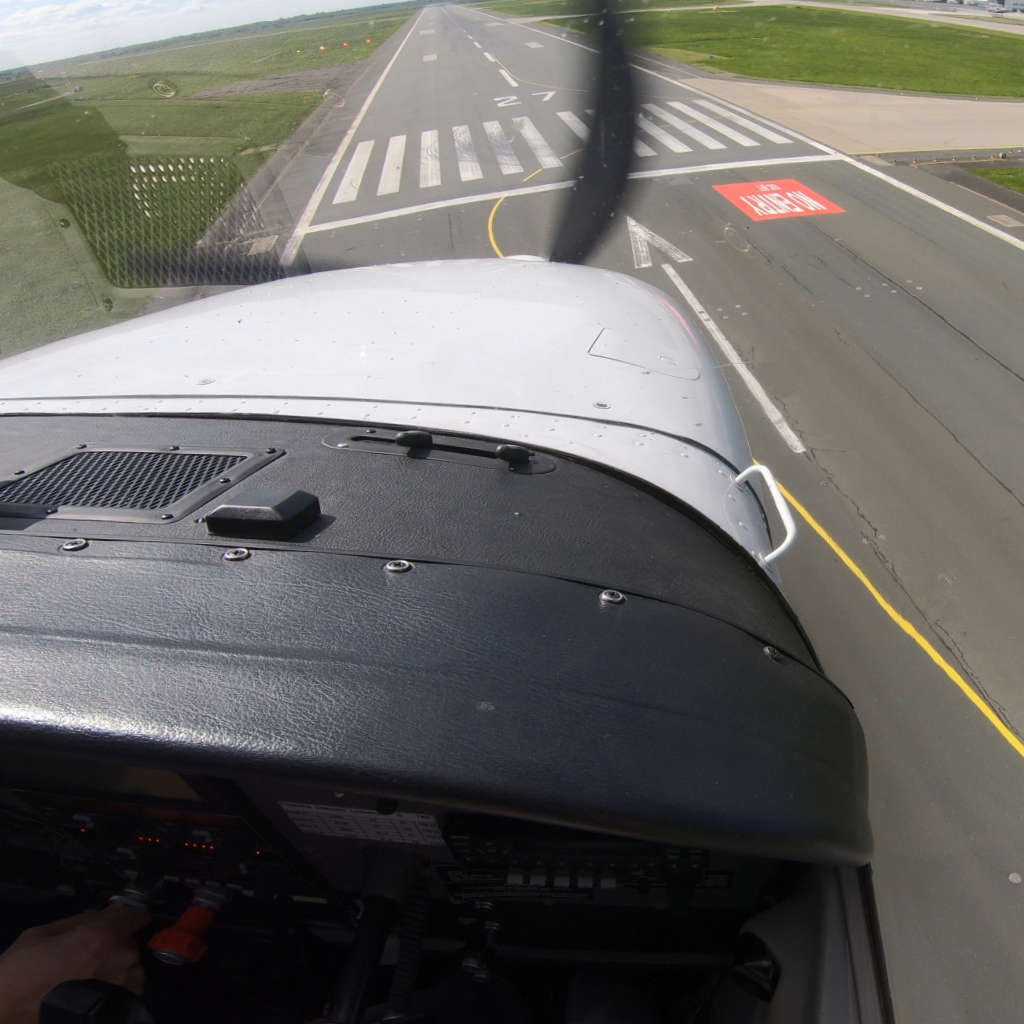 Auch beim Fliegen als Hobby ist im Landeanflug volle Konzentration gefragt.