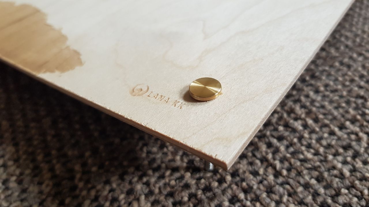 Framed Concept Personalisierte Weltkarte – Mit 50 Goldenen Pinnnadeln, Handgefertigt, In 3 Größen