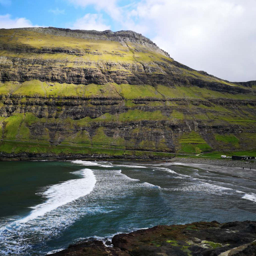 Die hereinbrechenden Wellen in Tjørnuvík sind auch bei Sufern beliebt.