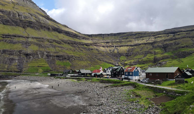 Tjørnuvík ist ein malerisches kleines Dorf mit schwarzem Sandstand auf den Färöer Inseln.