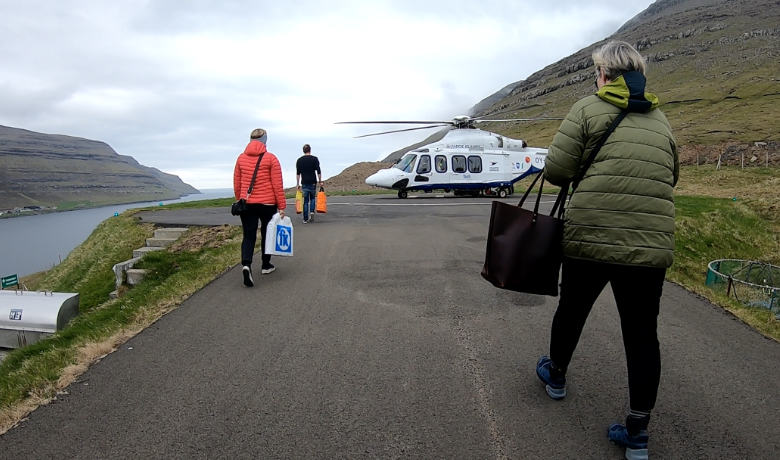 Mit dem Helikopter kannst du die Färöer Inseln von oben entdecken.