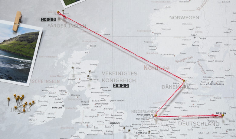 Unsere Flugroute zu den Färöer Inseln markiert auf der Europakarte Champagner von Lana KK.
