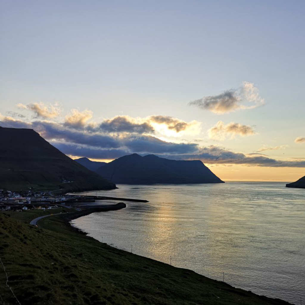 Sonnenuntergang auf den Färöer Inseln.