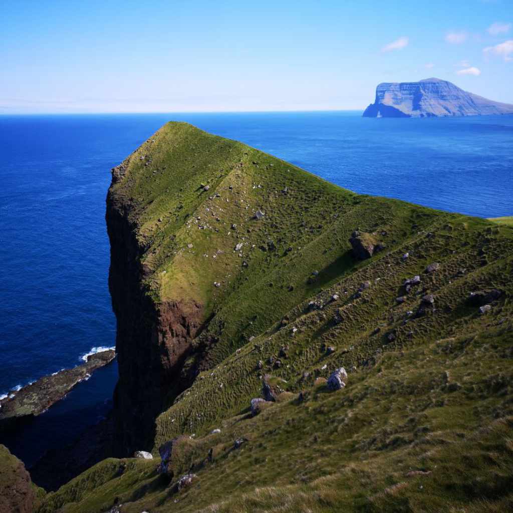 Steile Klippen zeichnen die Landschaft der Färöer Inseln.