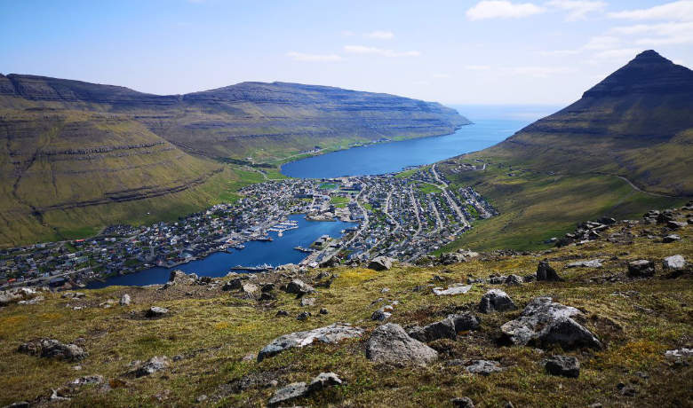 Blick vom Berg Klakkur auf die Stadt Klaksvík.