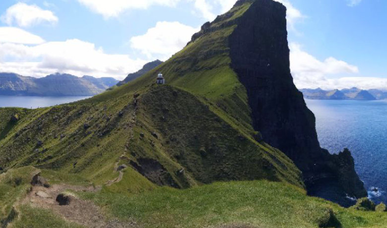 Ausblick auf den Leuchtturm auf der Insel Kalsoy.