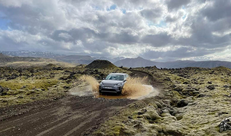 Mit dem Geländewagen kannst du die Offroad Strecken Islands entdecken.