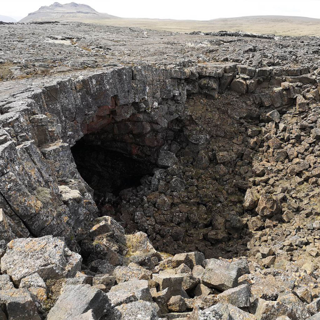 Überall auf Island findest du durch Vulkane entstandene Lavahöhlen.