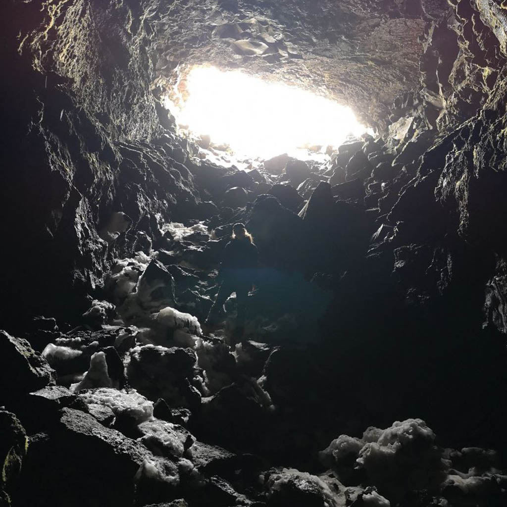 Licht am Ende des Tunnels - als Mensch ist man doch recht klein in so einer Höhle.