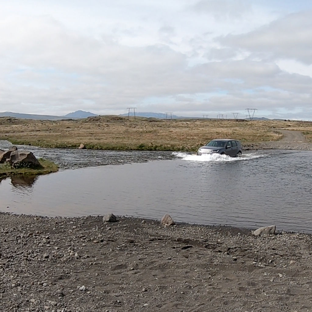 Wenn du eine Offroad Strecke auf Island fährst kann es passieren, dass du einen Fluss queren musst.