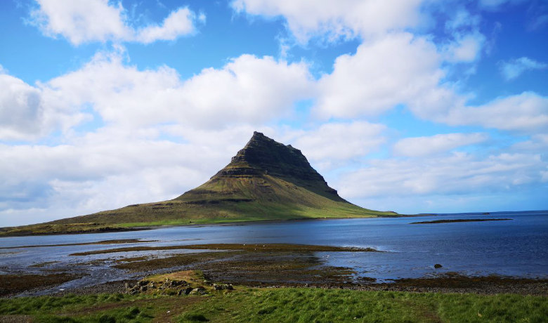 Der Kurkjufell im Westen von Island hat eine besonders markante Form.