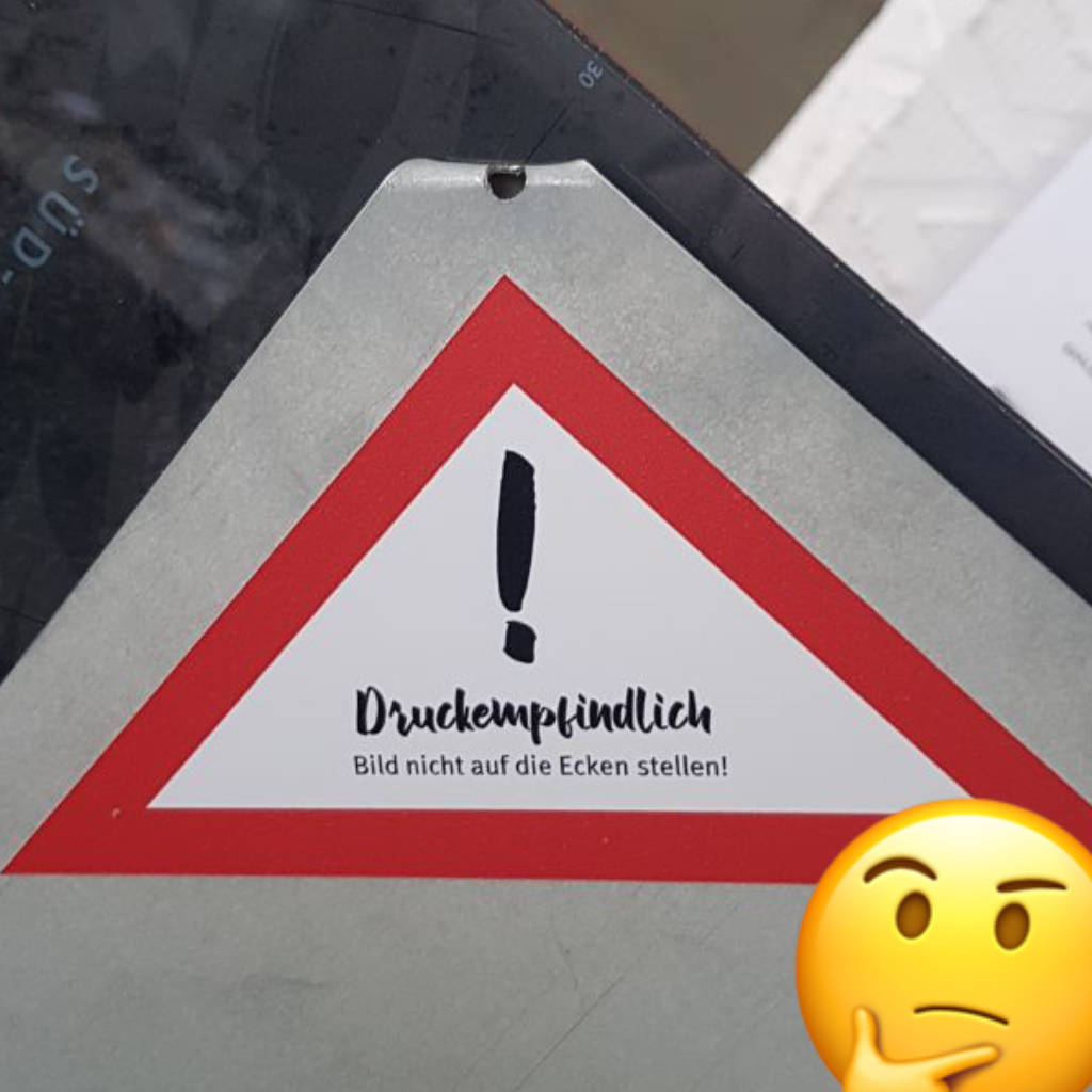 Du solltest dein Blechschild nicht direkt auf die Ecke stellen, wie dieses Bild zeigt.